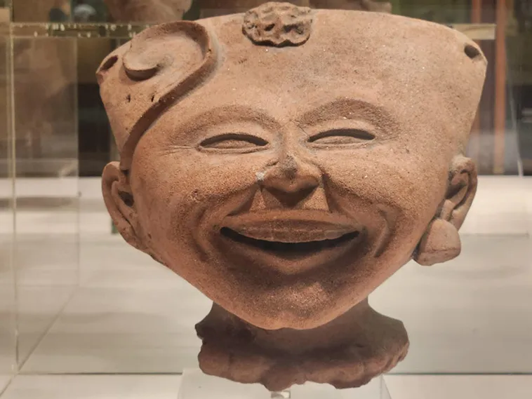 Późnoklasyczna głowa ceramiczna w stylu Remojadas z Veracruz w Meksyku, ok. 600-800 n.e. Kolekcja Amerykańskiego Muzeum Historii Naturalnej