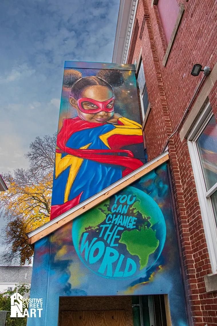 Mural uliczny, dziewczynka superbohater