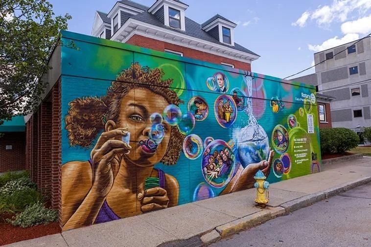 Mural uliczny, dziewczyna puszcza bańki mydlane