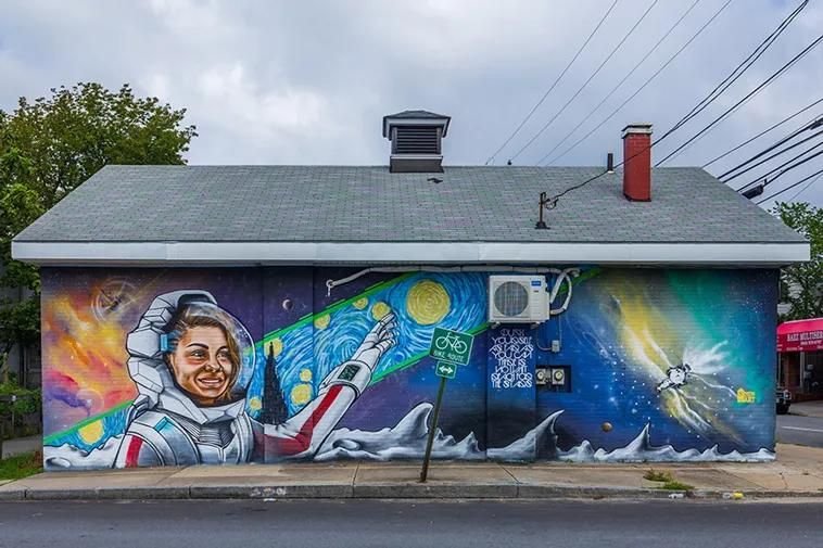 mural uliczny, gwiazdy, astronauta